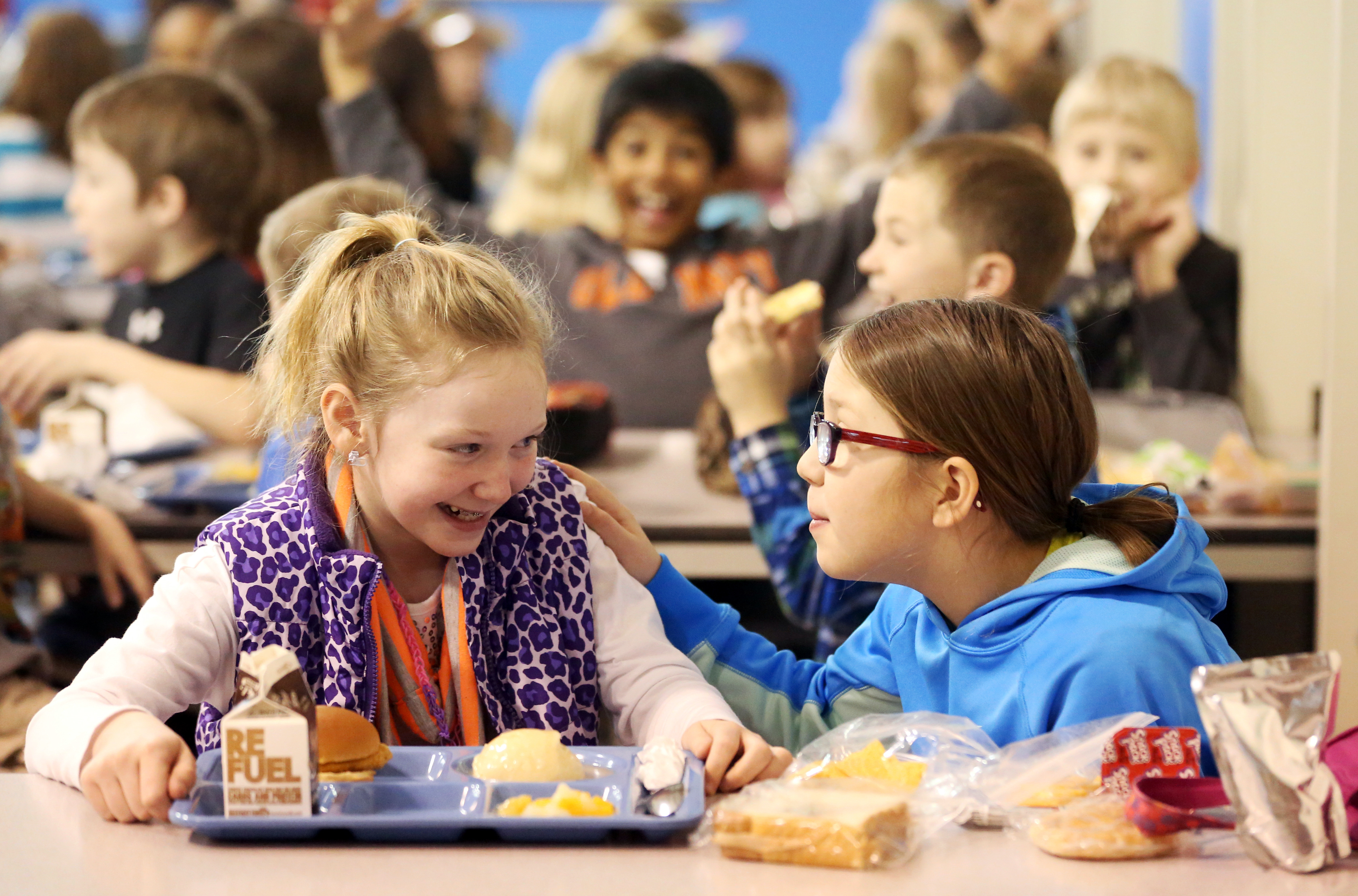 Want school. Kids talking. Talking Kids Польша. Children at School are talking. Kids are talking.